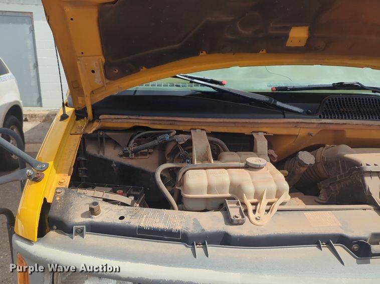 image for item NG9778 2001 Chevrolet Express G3500 school bus