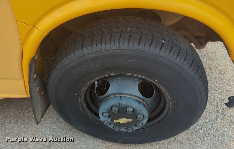 image for item NG9778 2001 Chevrolet Express G3500 school bus