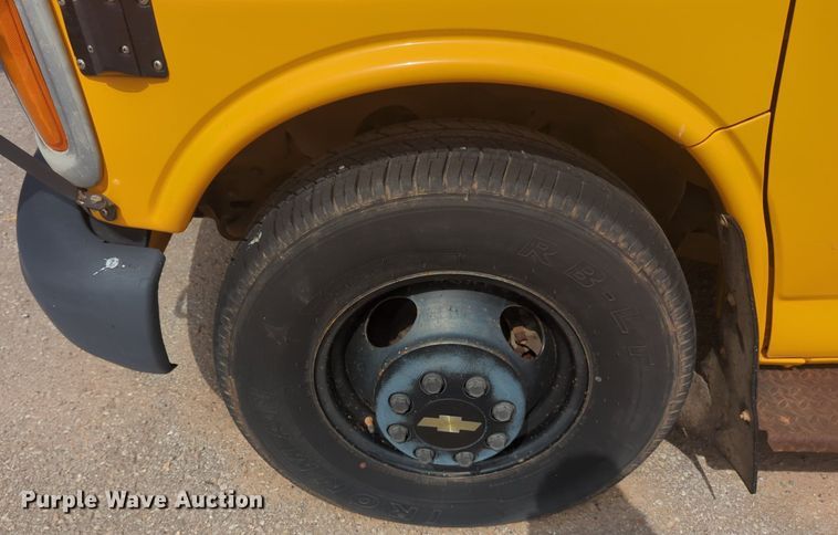 image for item NG9778 2001 Chevrolet Express G3500 school bus