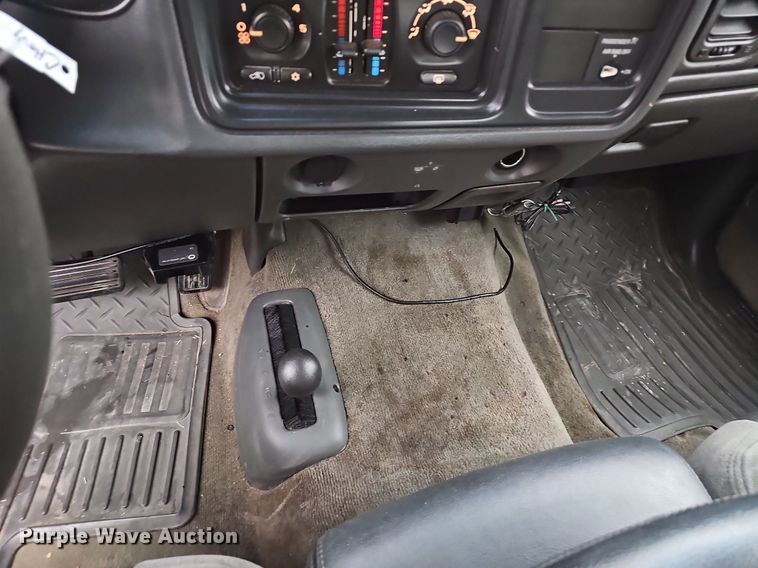 image for item NP9065 2003 Chevrolet 2500 HD Ext. Cab pickup truck