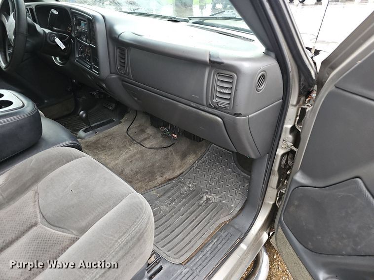 image for item NP9065 2003 Chevrolet 2500 HD Ext. Cab pickup truck