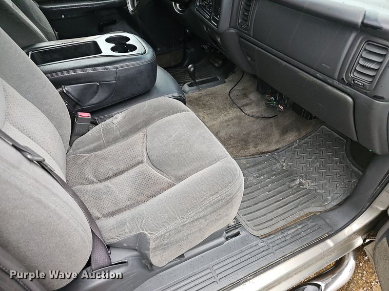 image for item NP9065 2003 Chevrolet 2500 HD Ext. Cab pickup truck