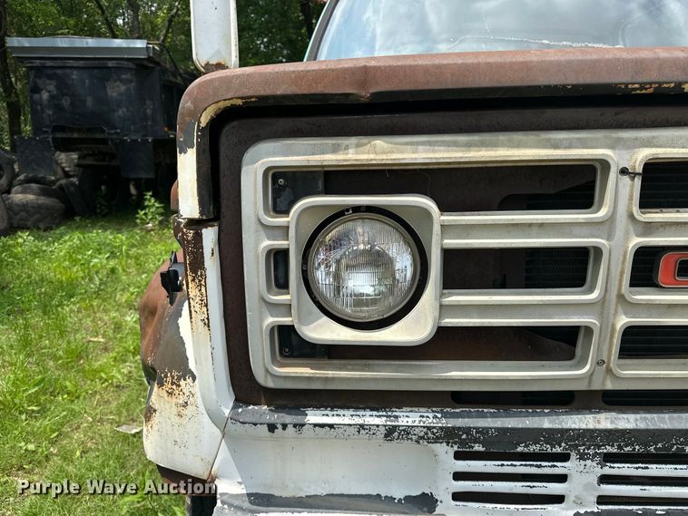 image for item NR9936 1988 GMC C6000  flatbed truck