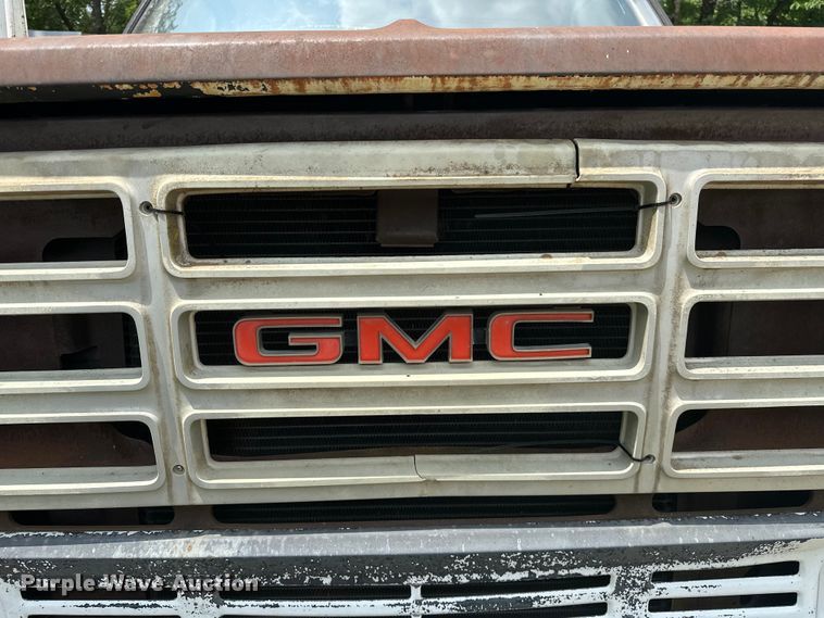 image for item NR9936 1988 GMC C6000  flatbed truck