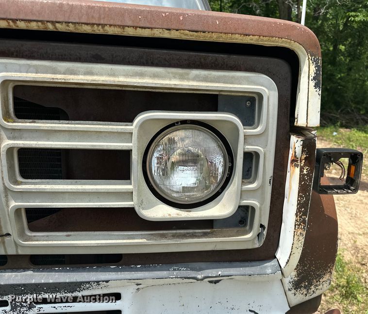 image for item NR9936 1988 GMC C6000  flatbed truck