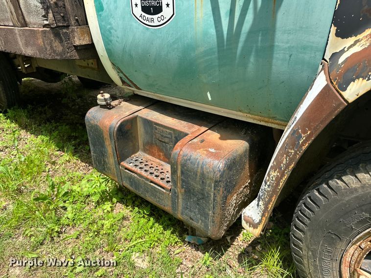 image for item NR9936 1988 GMC C6000  flatbed truck