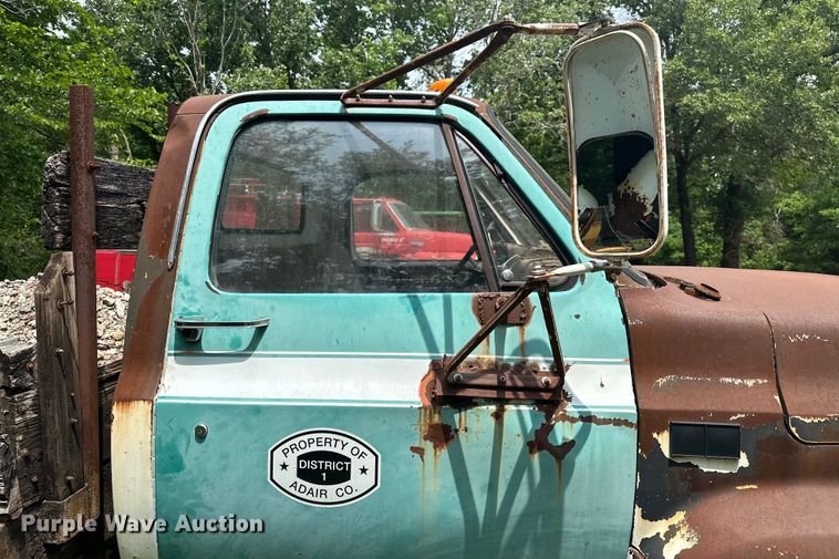 image for item NR9936 1988 GMC C6000  flatbed truck