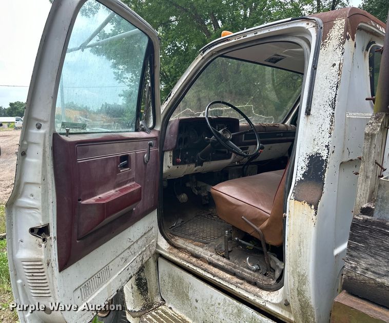 image for item NR9936 1988 GMC C6000  flatbed truck