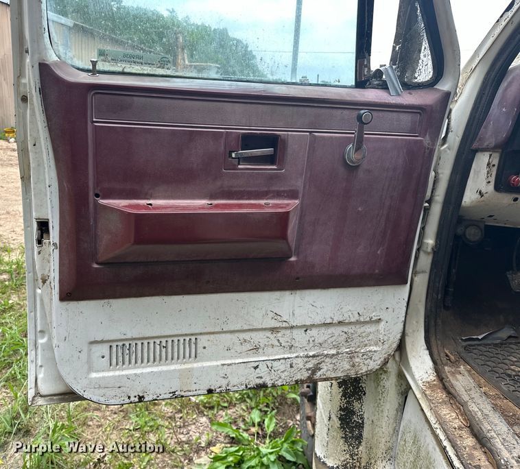 image for item NR9936 1988 GMC C6000  flatbed truck