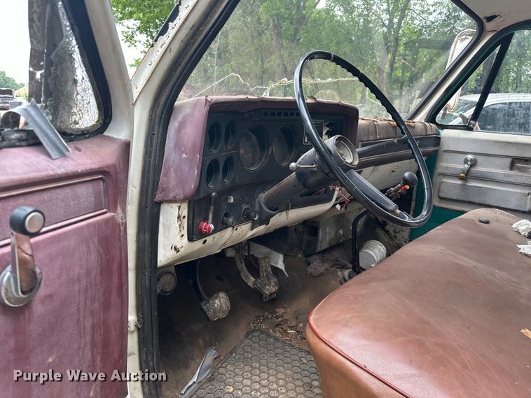 image for item NR9936 1988 GMC C6000  flatbed truck