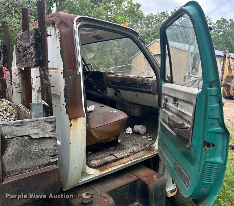 image for item NR9936 1988 GMC C6000  flatbed truck