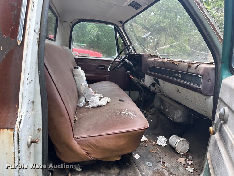 image for item NR9936 1988 GMC C6000  flatbed truck