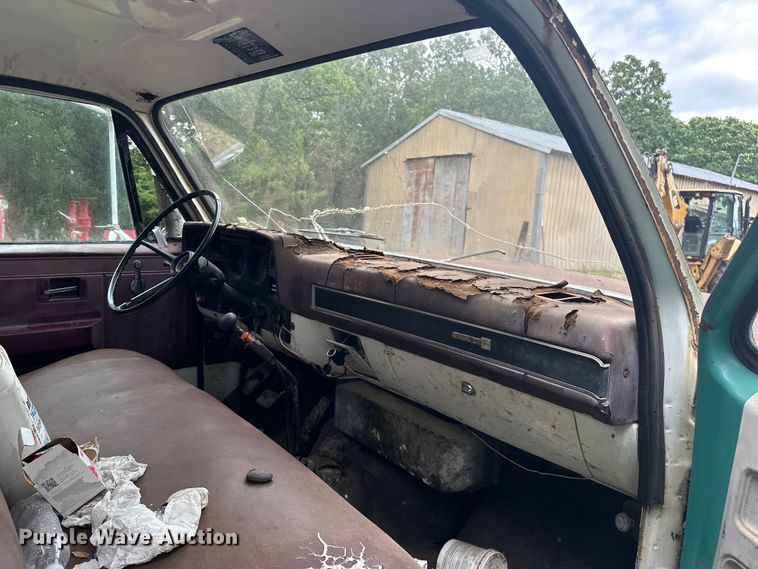 image for item NR9936 1988 GMC C6000  flatbed truck