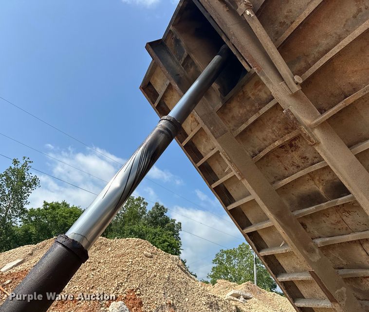 image for item NR9939 1986 Freightliner  FLC dump truck