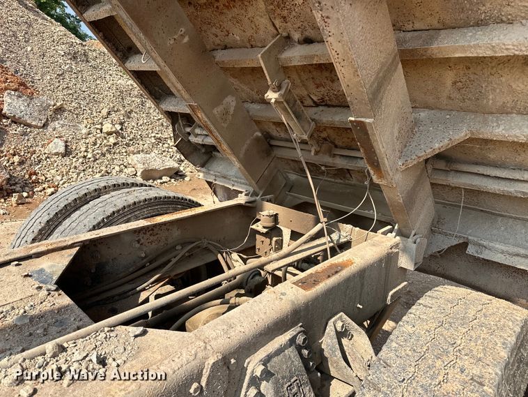 image for item NR9939 1986 Freightliner  FLC dump truck