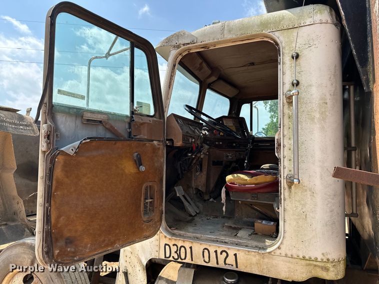 image for item NR9939 1986 Freightliner  FLC dump truck