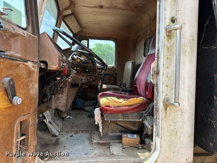 image for item NR9939 1986 Freightliner  FLC dump truck