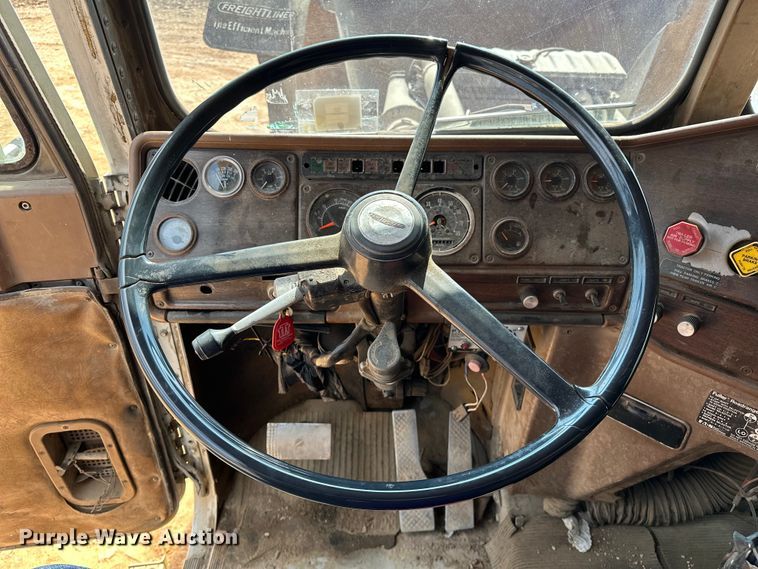 image for item NR9939 1986 Freightliner  FLC dump truck