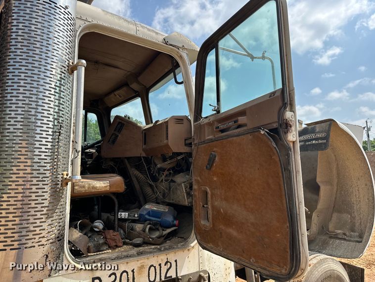 image for item NR9939 1986 Freightliner  FLC dump truck