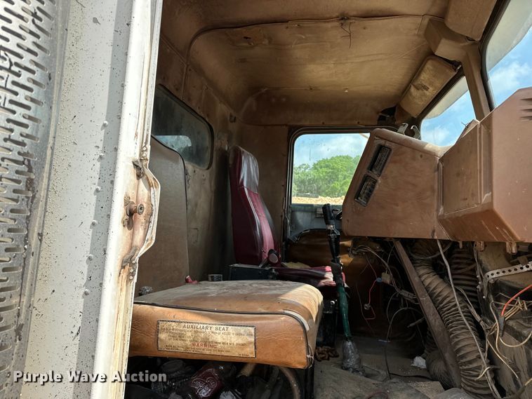 image for item NR9939 1986 Freightliner  FLC dump truck