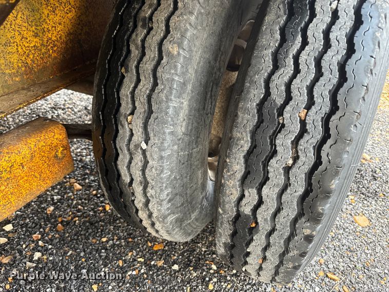 image for item NS9527 1993 Starlite equipment trailer