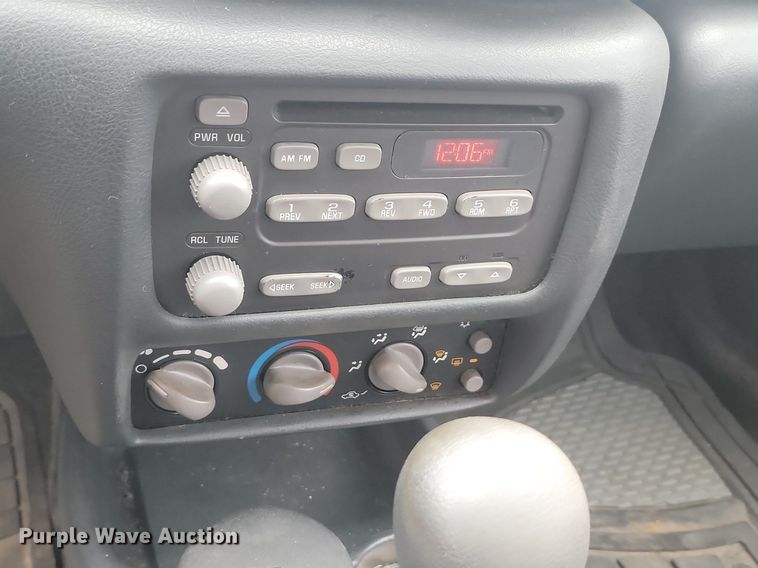 image for item NZ9877 2004 Pontiac  Sunfire 