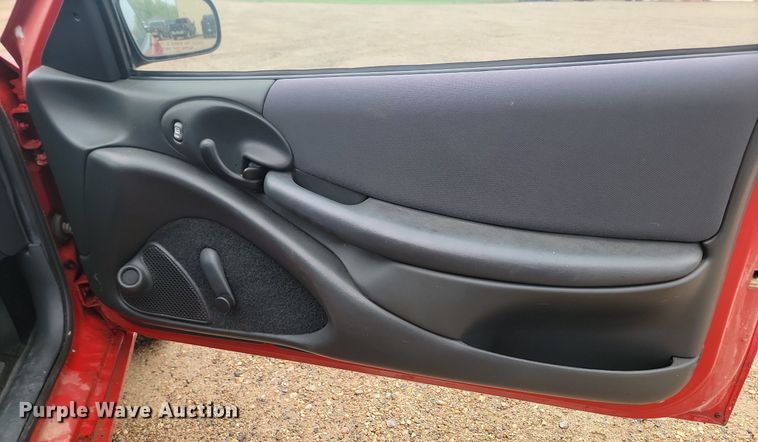 image for item NZ9877 2004 Pontiac  Sunfire 