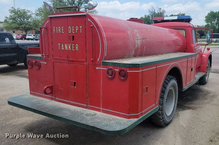 image for item NZ9886 1962 International  Loadstar 1700 pumper fire truck