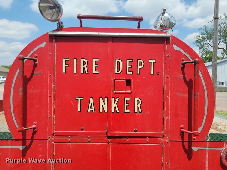 image for item NZ9886 1962 International  Loadstar 1700 pumper fire truck