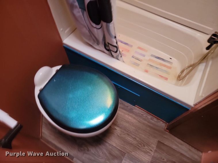 image for item NZ9887 2011 Skyline Layton camper