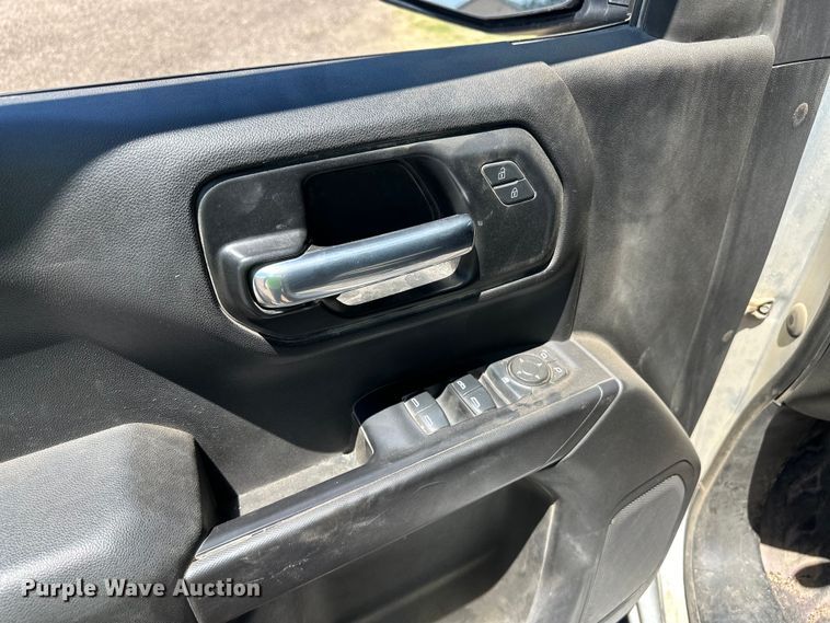 image for item OI9111 2021 Chevrolet Silverado 1500 Crew Cab pickup truck