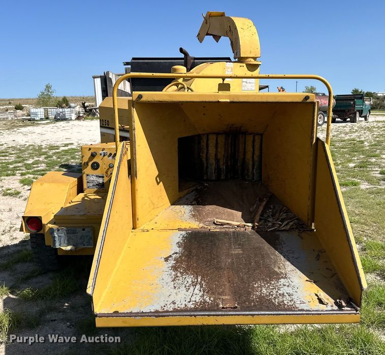 image for item OI9134 1993 Vermeer 1250BC wood chipper