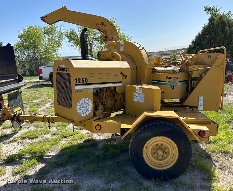 image for item OI9134 1993 Vermeer 1250BC wood chipper