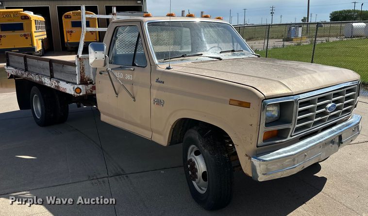 image for item OI9206 1986 Ford F350 dump flatbed pickup truck