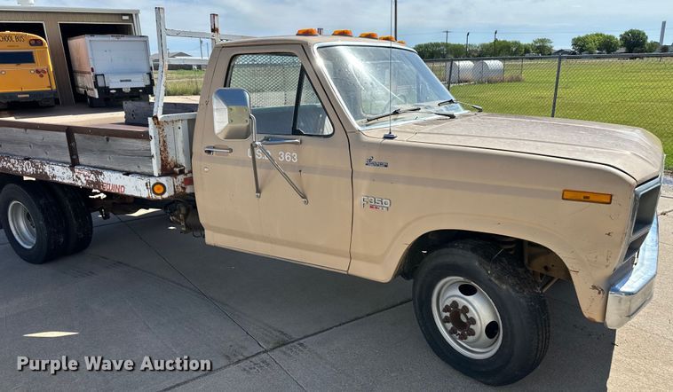 image for item OI9206 1986 Ford F350 dump flatbed pickup truck