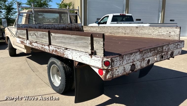 image for item OI9206 1986 Ford F350 dump flatbed pickup truck