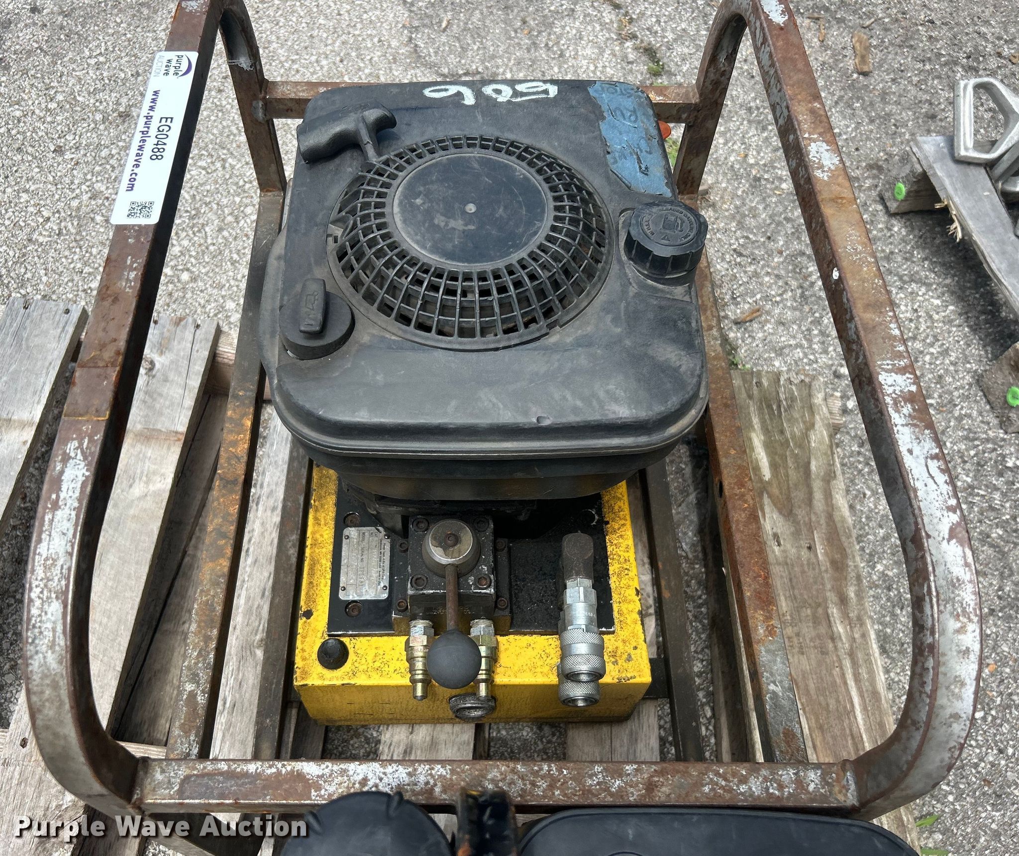 (2) Amkus hydraulic pumps in Tulsa, OK Item EG0488 for sale Purple Wave