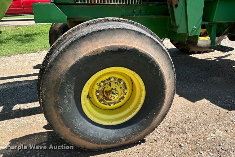 image for item DG4427 1979 John Deere 4440 tractor