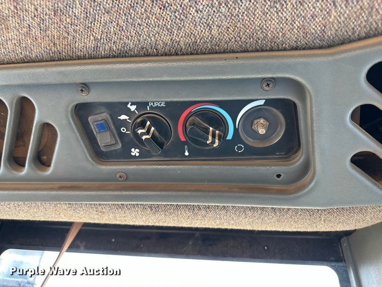 image for item DK6838 1996 New Holland 9882 4WD tractor