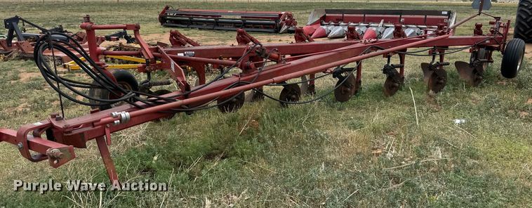 image for item DK6866 Case IH 720 seven bottom plow