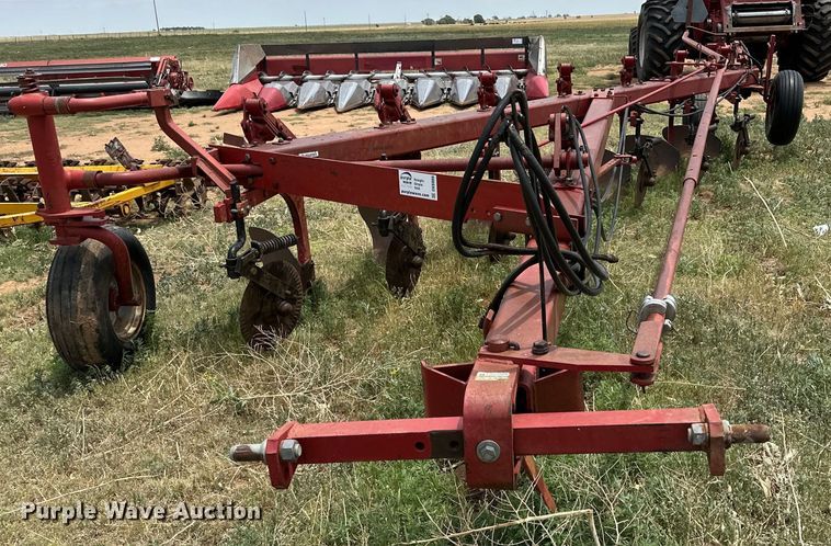 image for item DK6866 Case IH 720 seven bottom plow