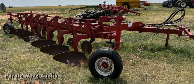 image for item DK6866 Case IH 720 seven bottom plow