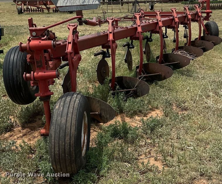 image for item DK6866 Case IH 720 seven bottom plow