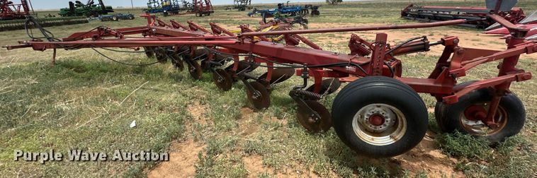 image for item DK6866 Case IH 720 seven bottom plow