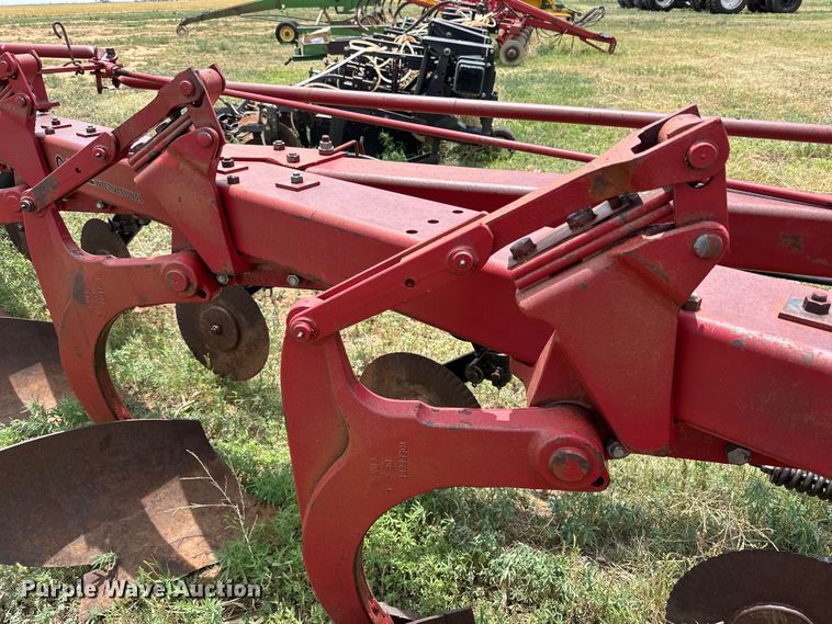 image for item DK6866 Case IH 720 seven bottom plow