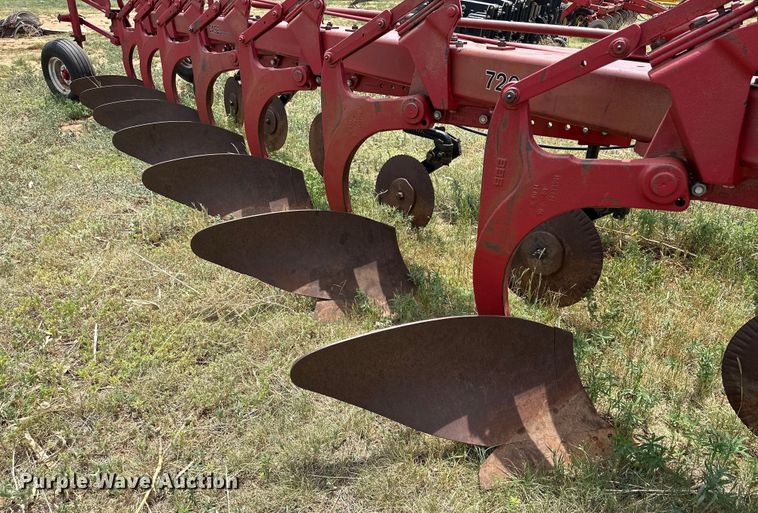 image for item DK6866 Case IH 720 seven bottom plow