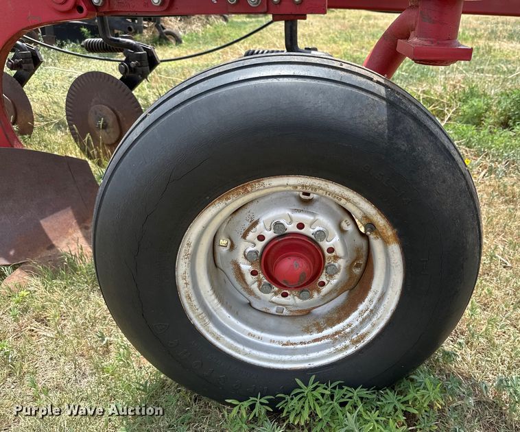 image for item DK6866 Case IH 720 seven bottom plow