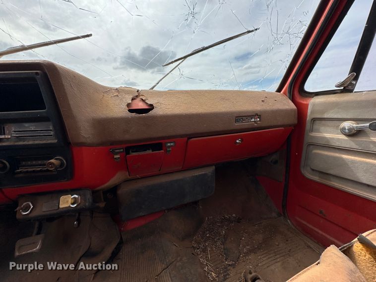 image for item DK6872 1975 GMC 6500 flatbed truck