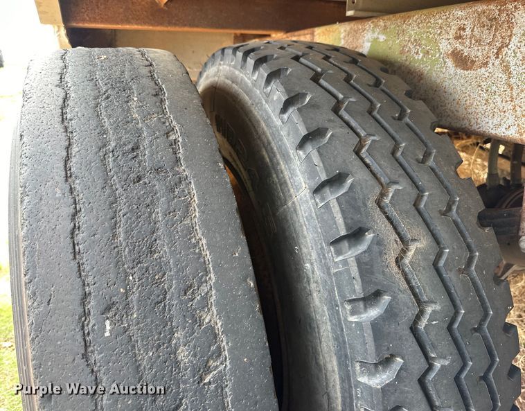 image for item DK6877 1977 Barrett livestock trailer