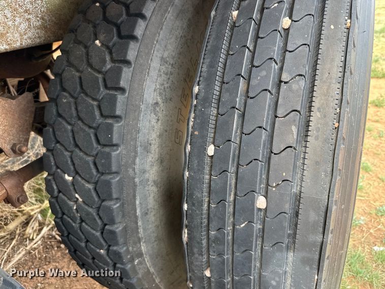 image for item DK6877 1977 Barrett livestock trailer